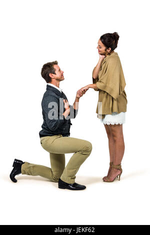 Uomo bello propone la donna in ginocchio Foto Stock