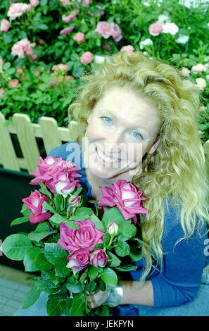 TV giardiniere Charlie Dimmock svela una rosa chiamato dopo il suo 'Dimmock Rose' in Birmingham circa 1998 Foto Stock