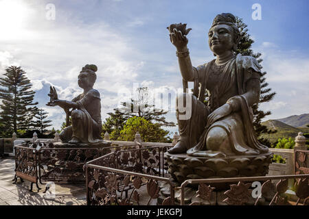 Statue buddiste a Tian Tan Buddha, Ngong Ping, Hong Kong, Cina Foto Stock