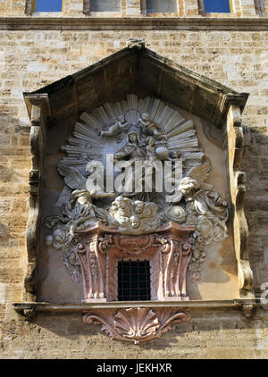 La scultura della Madonna del Rosario di Jacopo Bertesi sulla facciata della Iglesia de los Santos Juanes chiesa di Valencia Foto Stock