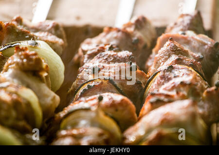 Gustosa carne di maiale con cipolle pronto per un picnic. Barbecue vicino. Foto Stock