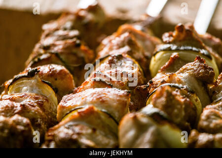 Gustosa carne di maiale con cipolle pronto per un picnic. Barbecue vicino. Foto Stock