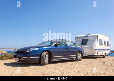 Mazarron, Spagna - 18 Maggio 2017: Citroen C6 con una carovana parcheggio presso la costa mediterranea in Puerto de Mazarron, Spagna Foto Stock