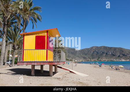 La Azohia, Spagna - 14 Maggio 2017: stazione bagnino sulla spiaggia in città La Azohia. Regione di Murcia, Spagna meridionale Foto Stock