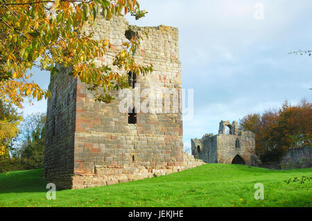 Etal torre di castello e gatehouse in autunno Foto Stock