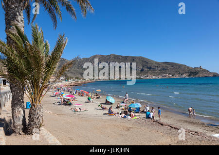 La Azohia, Spagna - 14 Maggio 2017: Persone a rilassarci in spiaggia in città La Azohia. Regione di Murcia, Spagna meridionale Foto Stock