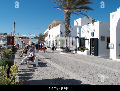 Piazza fuori il Metropolita ortodosso Cattedrale Fira Santorini Foto Stock