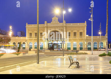 La stazione centrale nella città di Cartagena illuminata di notte. Regione di Murcia, Spagna Foto Stock