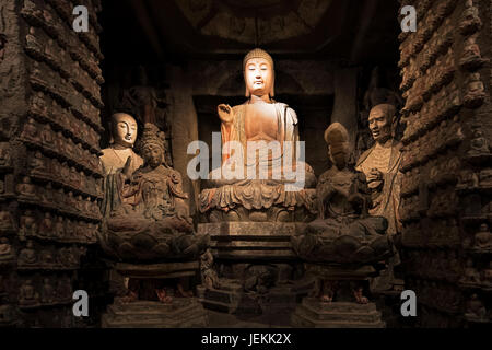 Buddha di pietra e le reliquie dalla Zhongshan grotte nella contea di Zichang visualizzati al Museo Storico di Shaanxi in Xian, Provincia di Shaanxi in Cina Foto Stock