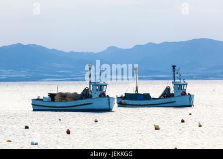 Due barche da pesca l'ancoraggio al litorale di La Azohia. Regione di Murcia, Spagna Foto Stock