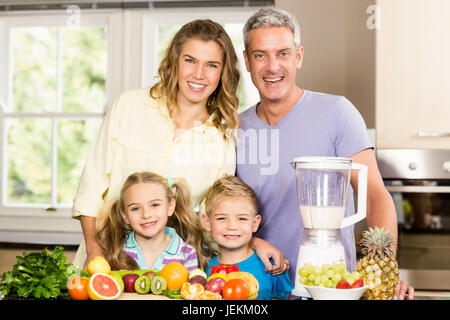 La famiglia felice preparazione frullato sano Foto Stock