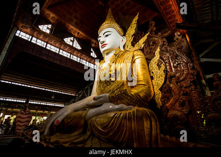 Ngadatkyi Paya - Ngadat kyi Paya pagoda tempio bellissima statua del Buddha nella città di Yangon Myanmar Foto Stock