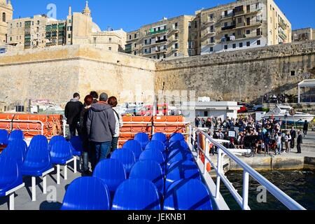 Lo sbarco di passeggeri di una nave traghetto appena tornati da Sliema a La Valletta, Malta, l'Europa. Foto Stock