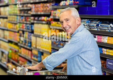 Senior sorridente uomo carrello di spinta Foto Stock