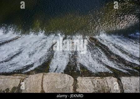 La diga e la cascata nel fiume Lomnica in Karpacz Foto Stock