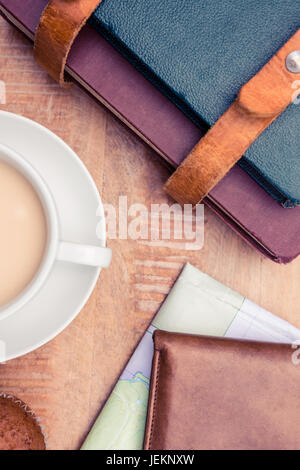 Close-up di caffè con portafogli e diari Foto Stock