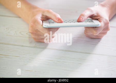 Immagine composita della donna utilizza lo smartphone Foto Stock