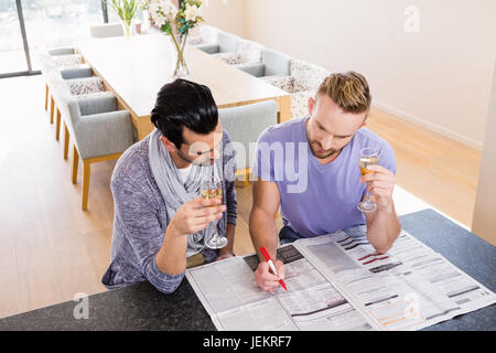 Sorridente coppia gay annunci circostante Foto Stock