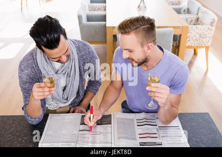Sorridente coppia gay annunci circostante Foto Stock