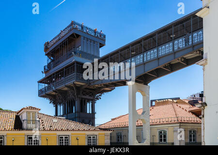 Elevador de Santa Justa costruito da Raoul Mesnard nel 1902 a Lisbona, Portogallo. Dalla terrazza superiore vi è una vista favolosa di Alfama, la parte vecchia della città di Lisbona. Foto Stock