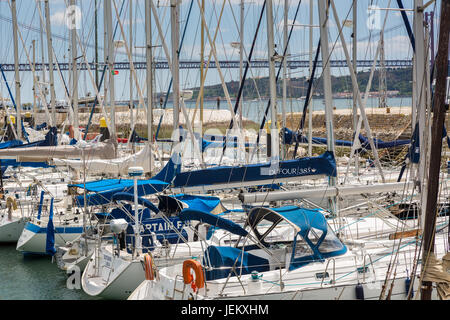 Lisbona, Portogallo - 18 maggio 2017: marina nel quartiere Belem sul fiume Tago a Lisbona. Foto Stock