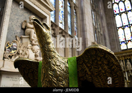 Un golden eagle prenota stand utilizzato in una chiesa di tenere il libro in cui viene letta la folla riunita davanti. Foto Stock