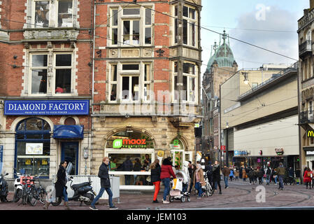 Vista sulla strada dell'angolo di Muntplein e Reguliersbreestraat Foto Stock