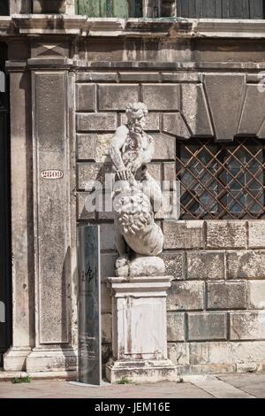 Venezia Veneto Italia Palazzo Pisani costruita nel XVII secolo ora del conservatorio sede. La scultura di fronte al palazzo che rappresentano il primo Hercu Foto Stock