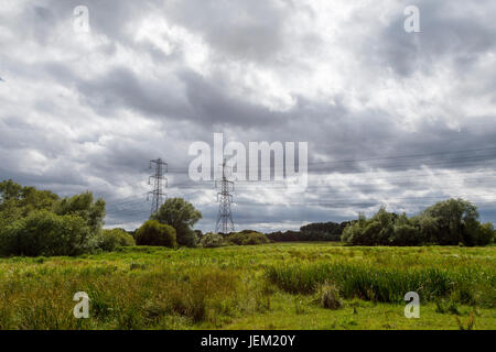 Tralicci e linee di alimentazione dal fiume inferiore di prova nel Test Valley estuario in Southampton acqua a Totton, Ealing e Redbridge, Southampton, Hants Foto Stock