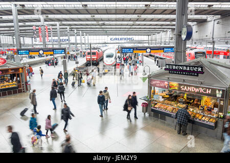 Monaco di Baviera, Germania - 16 Maggio 2016 : i passeggeri affollata sulla piattaforma di Hauptbahnhof, la stazione ferroviaria principale di Monaco di Baviera, Germania. La stazione vede abou Foto Stock