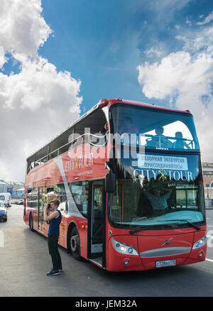 ST. PETERSBURG, Russia - Luglio 11, 2016: Red double-decker City sightseeing bus in attesa per i turisti su Dumskaya street a San Pietroburgo, Russia Foto Stock