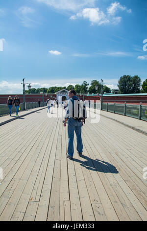 ST. PETERSBURG, Russia - Luglio 11, 2016: turistici passeggiate sulla passerella nella Fortezza di Pietro e Paolo, San Pietroburgo, Russia Foto Stock