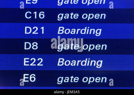 FRANKFURT AM MAIN, Germania - 22 Maggio 2016: Flight Schedule information board in un aeroporto. Foto Stock