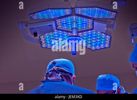 Surgical team di lavoro mediante cool illuminazione direzionale Foto Stock