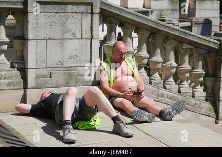 Le persone che si godono il caldo in Londra dotata: atmosfera dove: Londra, Regno Unito quando: 26 Maggio 2017 Foto Stock