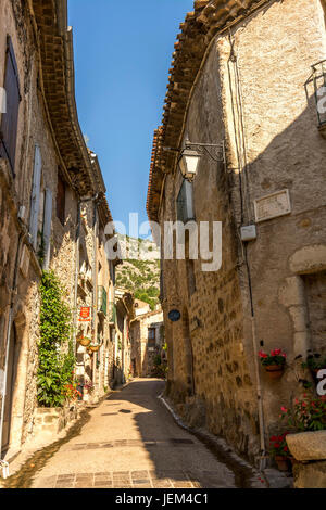 Una via del borgo medievale di Saint-Guilhem-le-Désert, uno di Les Plus Beaux Villages de France. Hérault. Francia Foto Stock