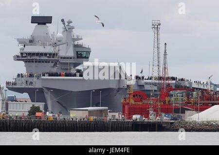 HMS Queen Elizabeth, una delle due nuove portaerei per la Royal Navy, comincia a lasciare la Rosyth dockyard nei pressi di Edimburgo per iniziare la sua tenuta di mare prove. Foto Stock