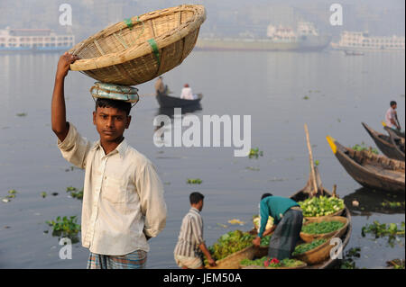 BANGLADESH Dhaka, fiume Buriganga, trasporto imbarcazioni di verdure fresche da villaggio a città / BANGLADESCH Dhaka, Boote auf dem Fluss Buriganga transportieren Gemuese Foto Stock