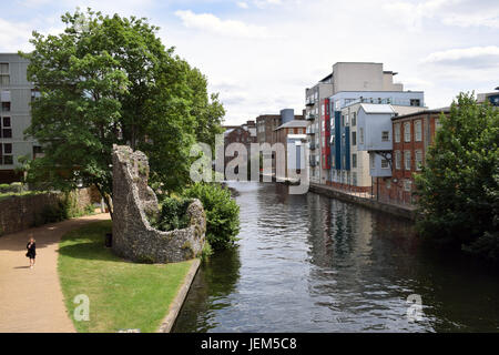 Nuovo alloggiamento sviluppi sulla riva del fiume Wensum, Norwich Regno Unito 2017. Sul sito del vecchio Colman fabbrica. Resti delle mura della città in primo piano Foto Stock