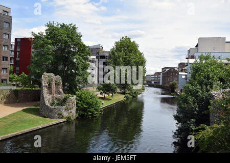 Nuovo alloggiamento sviluppi sulla riva del fiume Wensum, Norwich Regno Unito 2017. Sul sito del vecchio Colman fabbrica. Resti delle mura della città in primo piano, Norwich Regno Unito 2017 Foto Stock