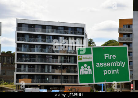 Broadland dell'alloggiamento della Banca Brennan, Norwich, è uno dei 60 alta e metà edifici attraverso 25 autorità locali aree in Inghilterra che il governo sai Foto Stock