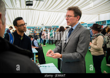 Luciano Floridi , Professore di Filosofia e di etica dell'informazione presso l'Università di Oxford, autore di "filosofia dell' informazione , che figurano al 2017 Hay Festival della letteratura e delle arti, Hay on Wye, Wales UK Foto Stock