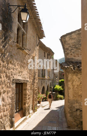 Una via del borgo medievale di Saint-Guilhem-le-Désert, uno di Les Plus Beaux Villages de France. Hérault. Francia Foto Stock