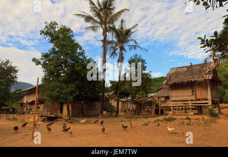 Villaggio e montagna vicino a Muang Sing, Laos Foto Stock