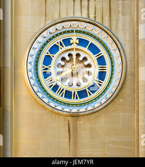 L'orologio circolare sulla parte esterna del transetto sud della cattedrale cristiana in Norwich Norfolk, Inghilterra), fondato dai Normanni nel eleve Foto Stock