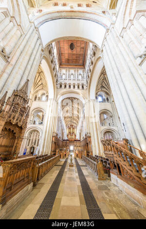 Attraversamento del nord e del sud transetti in corrispondenza della giunzione del coro e del presbiterio (coro/santuario) presso la cattedrale cristiana a Norwich, Norfo Foto Stock