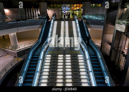 Kanazawa, Giappone - 24 Aprile 2014: Escalator in uscita principale alla stazione di Kanazawa. Stazione di Kanazawa è una importante stazione ferroviaria Foto Stock