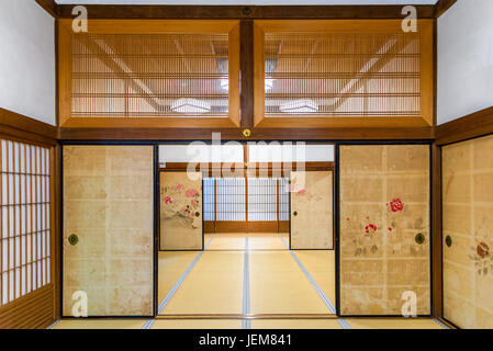 Koyasan, Giappone - 30 Aprile 2014: vista dell'interno di un tradizionale ryokan. Sono un tipo di pensione tradizionale giapponese che ha originato nel tempo Edo Foto Stock