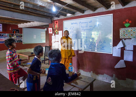 Lolei, Cambogia - Gennaio 04, 2017: un'aula nel rurale Lolei village durante una lezione di inglese. L'insegnamento viene effettuata dai monaci Foto Stock