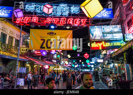 Siem Reap, Cambogia - Gennaio 02, 2017: vista del Pub Street, il centro turistico della città. Una strada piena di ristoranti e pub Foto Stock